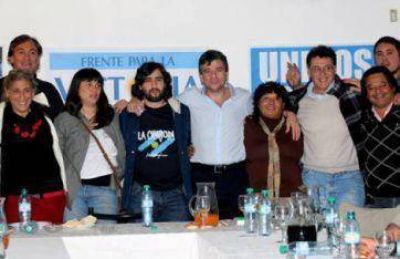 Con artistas, el FpV se lanz� contra Acu�a