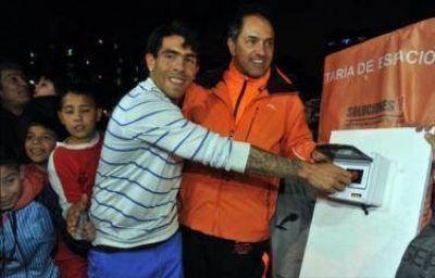 Scioli y T�vez inauguraron obras de iluminaci�n en la cancha de f�tbol de Fuerte Apache
