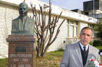 SE REALIZ� UN HOMENAJE A HIP�LITO YRIGOYEN EN AZUL