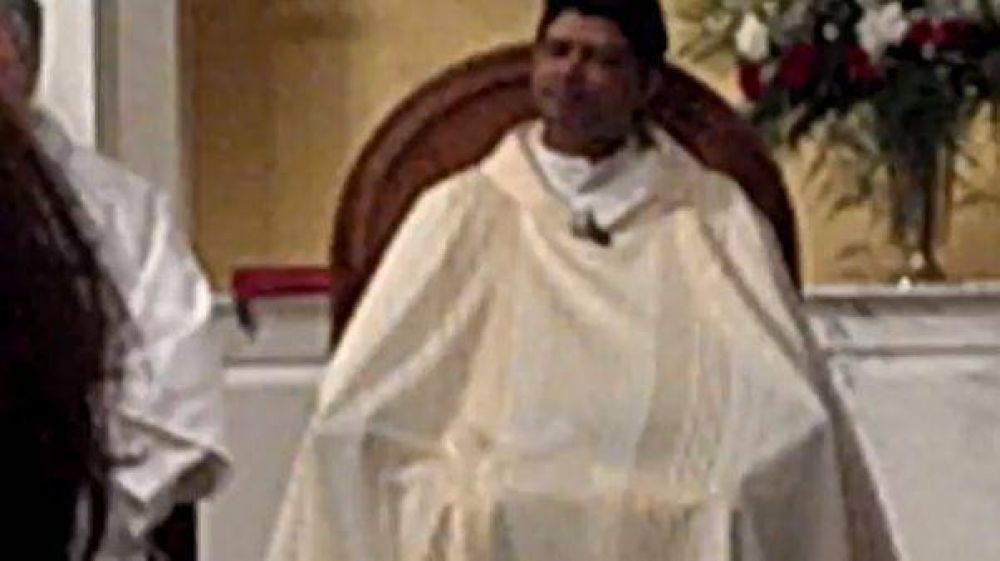 VIDEO: un cura se masturba durante una misa