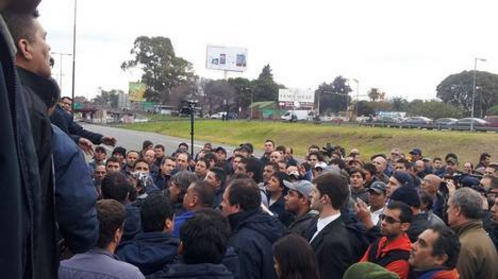 Ferroviarios cortan la General Paz y hay un gran caos de tr�nsito