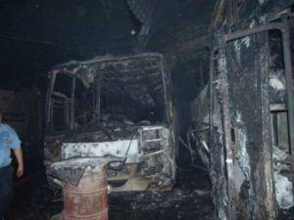 Villa �ngela: voraz incendio chamusc� cuatro micros y la cochera de Sauchuk