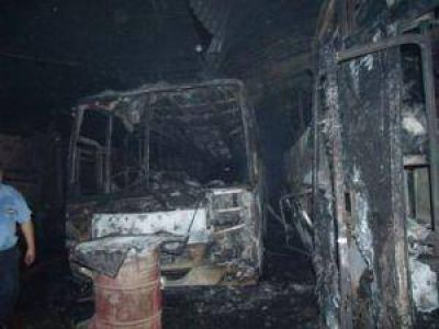 Villa �ngela: voraz incendio chamusc� cuatro micros y la cochera de Sauchuk