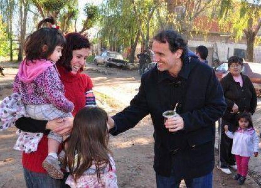 Katopodis recorri� obras de pavimentaci�n de calles de tierra