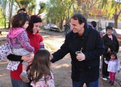 Katopodis recorri� obras de pavimentaci�n de calles de tierra