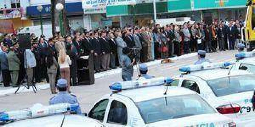 Entregan 70 veh�culos para la seguridad y salud