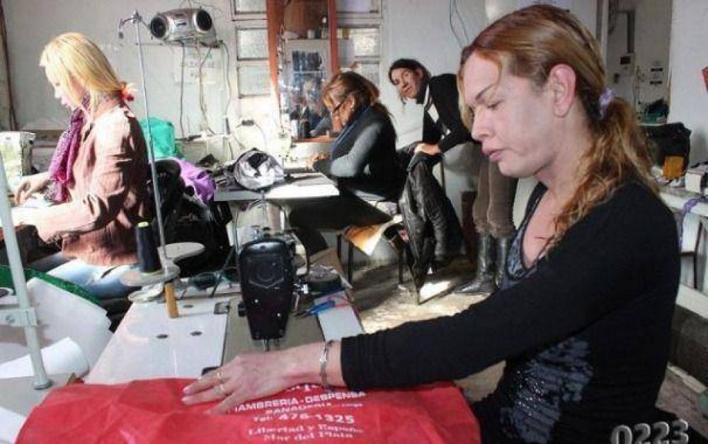 Aguja, hilo y m�quinas de coser: el camino para esquivar la prostituci�n