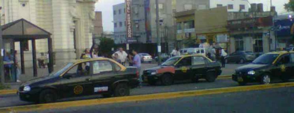 Taxistas denuncian que deben pagar para trabajar en la Terminal