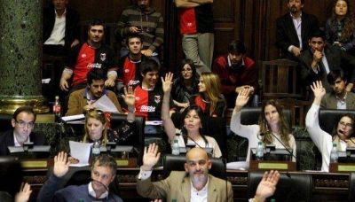Con camisetas de Col�n, repudiaron traslado de la estatua