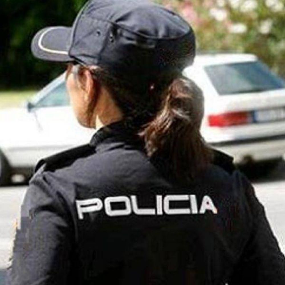 Mujer polic�a enfrent� a dos arrebatadores y recuper� lo robado
