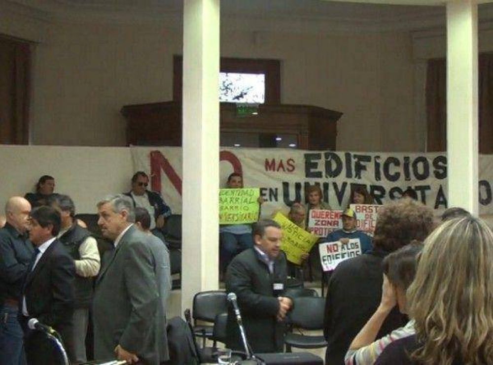 En medio de gritos y reclamos, el Concejo aprob� el aumento en la tarifa de taxis