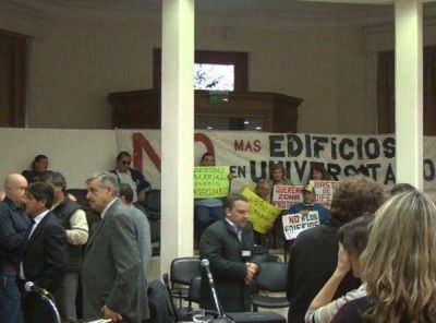 En medio de gritos y reclamos, el Concejo aprob� el aumento en la tarifa de taxis