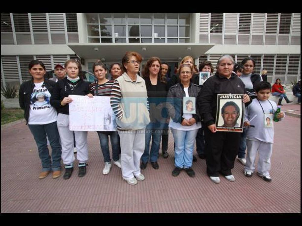 Familiares de un joven asesinado hace 10 a�os exigieron justicia frente a Tribunales