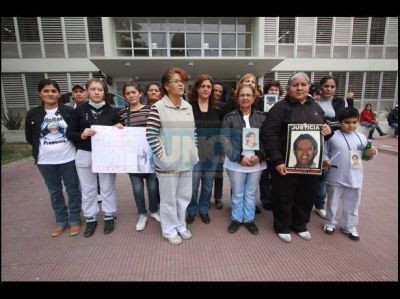 Familiares de un joven asesinado hace 10 a�os exigieron justicia frente a Tribunales