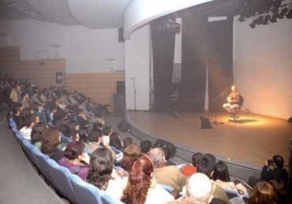 A sala llena actu� anoche el cantante Pedro Aznar