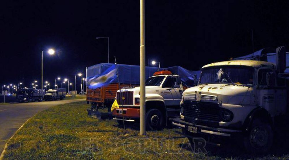 Contin�a la manifestaci�n de transportistas en la rotonda de la 226