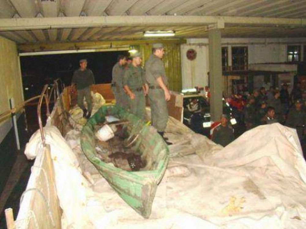 Guardaban 3 toneladas de marihuana en un cami�n