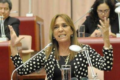 Ica Mart�nez le reclam� a Mac Karthy: "Renunci� o ped� licencia"