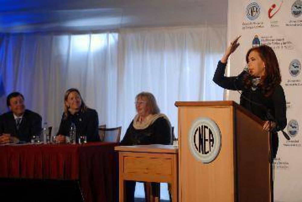 Desde Bariloche, Cristina contra los gremios