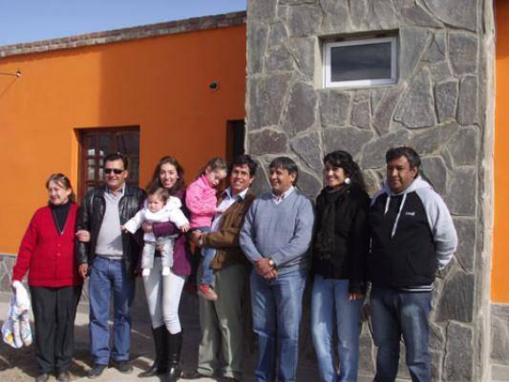 La familia Lagoria recibi� las llaves de la vivienda ganada en el Yokavil