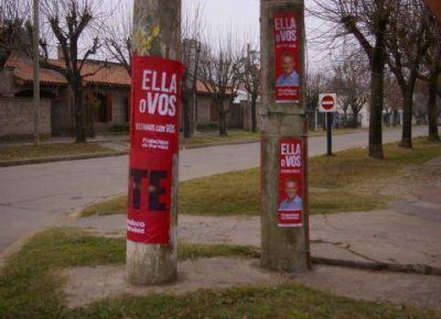 Denuncian pegatina en la v�a p�blica