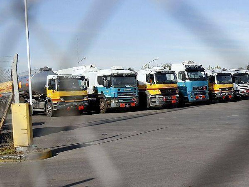 Paro de camioneros podr�a afectar el lunes la provisi�n de combustibles
