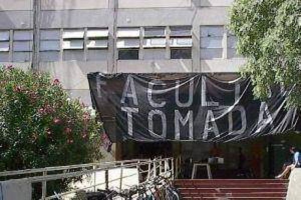 Medicina sigue tomada y sali� un fallo judicial a favor de los alumnos  