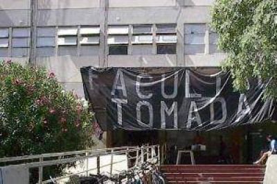 Medicina sigue tomada y sali� un fallo judicial a favor de los alumnos  