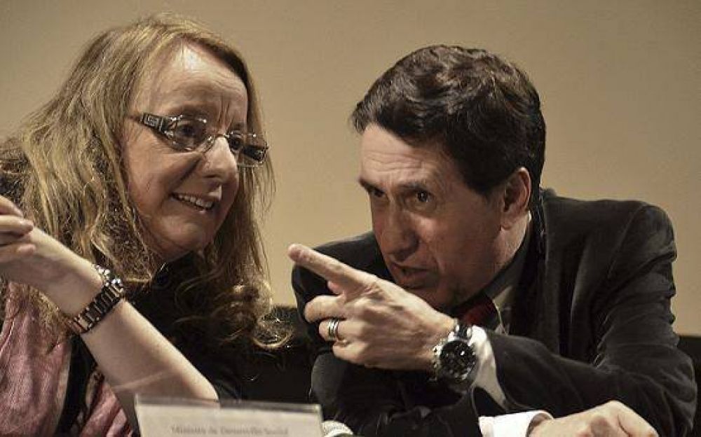 EL INTENDENTE DE LAN�S DAR�O DIAZ P�REZ JUNTO A LA MINISTRA DE DESARROLLO SOCIAL DE LA NACI�N ALICIA KIRCHNER