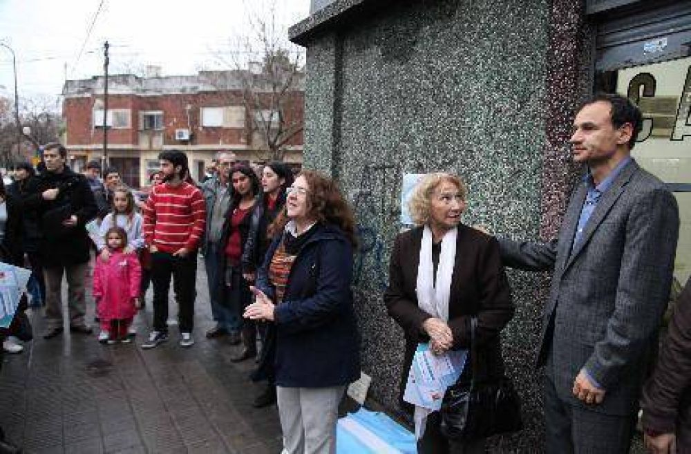 Homenaje al Negrito Araujo con una baldosa de la memoria
