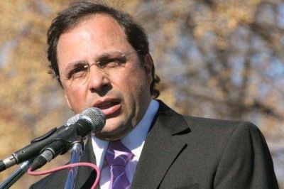 Giustozzi se queda solo: renunci� otro funcionario
