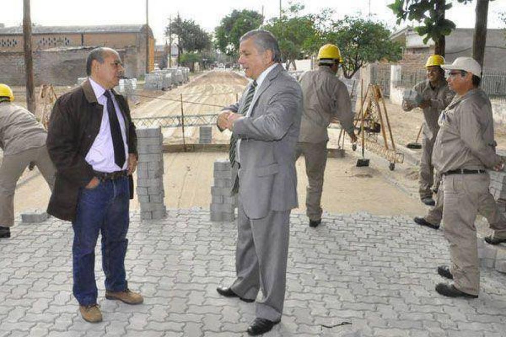 Infante supervis� obras de pavimento en el barrio Huaico Hondo