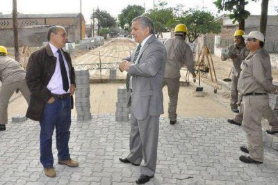 Infante supervis� obras de pavimento en el barrio Huaico Hondo