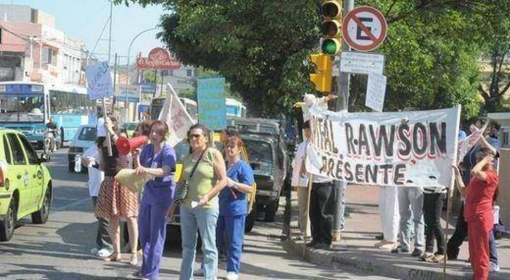 Trabajadores de Salud ratificaron el paro y volvieron a tomar el Rawson