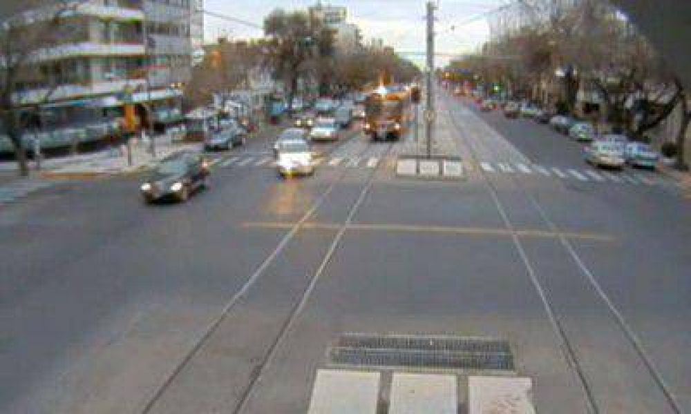 Un conductor hizo una maniobra prohibida y casi choca con el Metrotranv�a