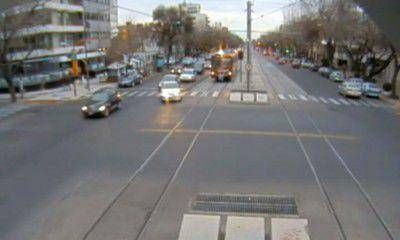 Un conductor hizo una maniobra prohibida y casi choca con el Metrotranv�a