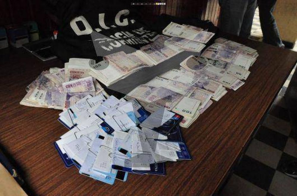 Demorados por acto de usura desmedida con tarjetas retenidas
