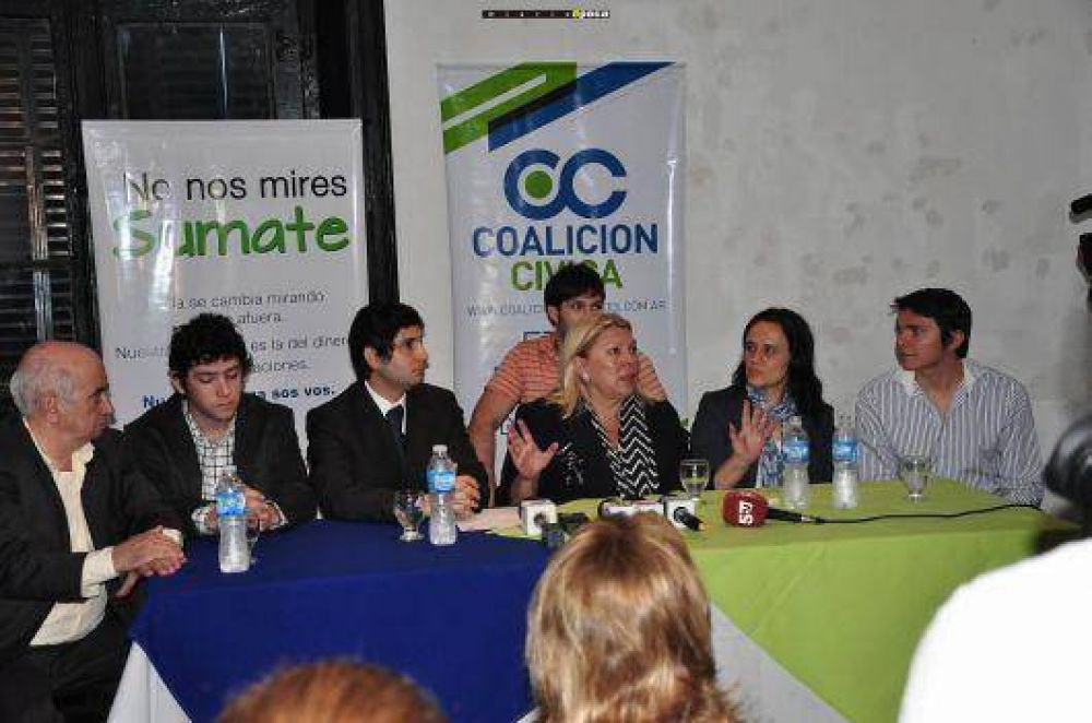 Carri� present� a sus precandidatos locales