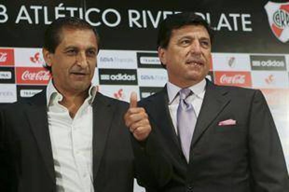 Daniel Passarella sale a buscar dinero para cumplirle con los refuerzos a Ram�n D�az