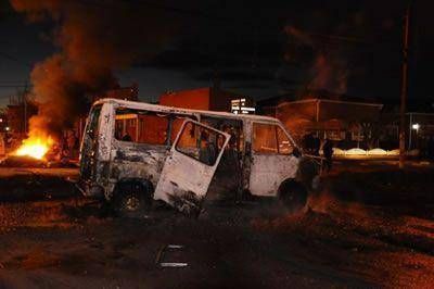 R�o Gallegos: Incendian veh�culos oficiales en medio de la toma del Ministerio de Desarrollo Social