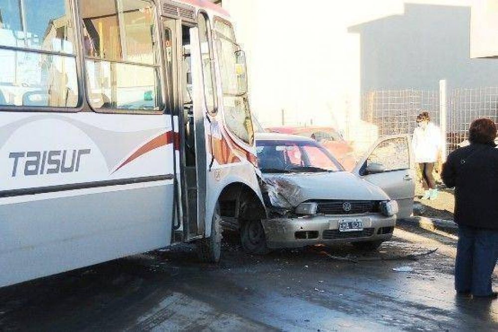 Dos mujeres lesionadas tras choque de un colectivo