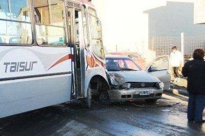 Dos mujeres lesionadas tras choque de un colectivo