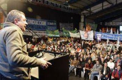 "Este es un gobierno que ha puesto de pie a los argentinos", reivindic� Yauhar en Esquel