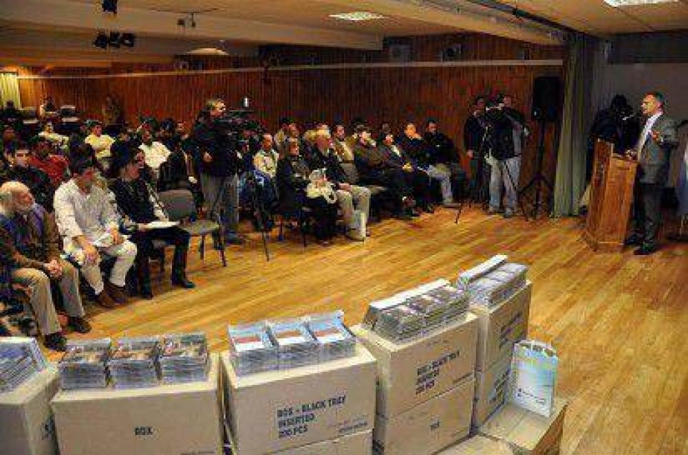 Buzzi encabez� la entrega de material discogr�fico en Esquel