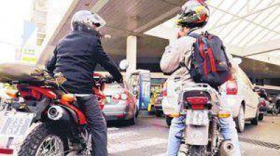 Proh�bieron venta de combustible a motociclistas sin casco