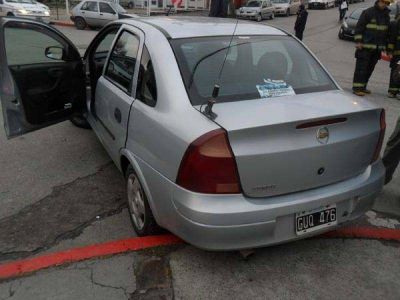 Remisero fue hospitalizado tras recibir un violento impacto en accidente vehicular