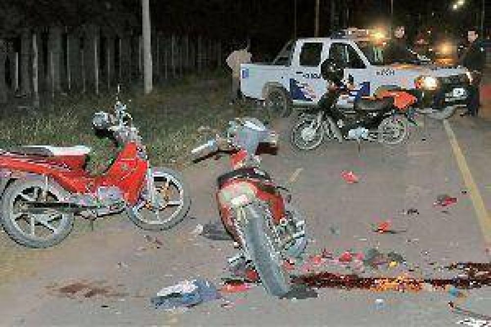 Dos muchachos al borde de la muerte luego de chocar de frente con sus motos