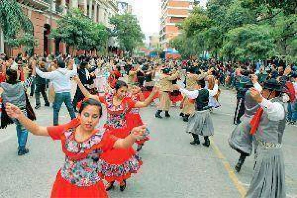El centro de la ciudad se impregn� con el aire de la danza tradicional