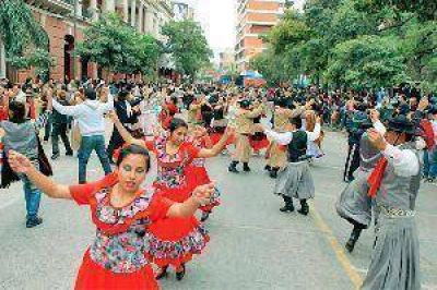 El centro de la ciudad se impregn� con el aire de la danza tradicional