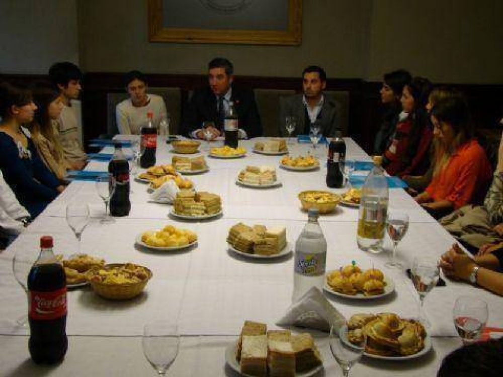Encuentro de estudiantes que hacen intercambio en universidades extranjeras